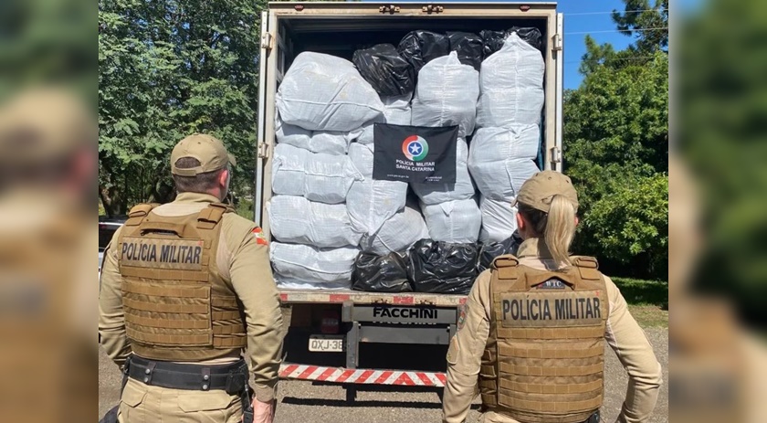 Polícia Militar apreende caminhão carregado com calçados contrafeitos