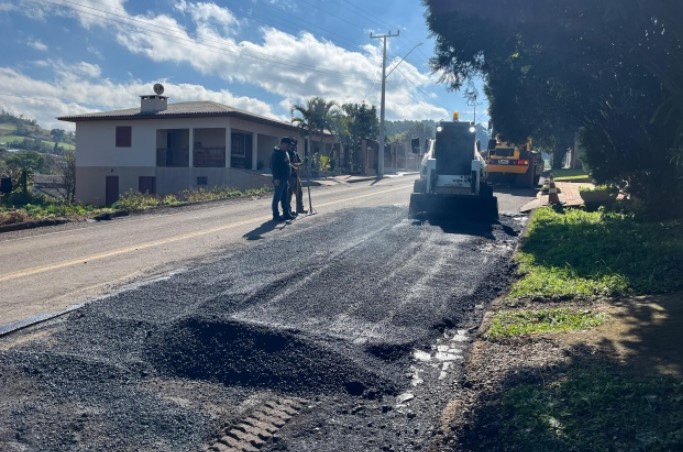 Setor de Urbanismo utiliza 17 toneladas de asfalto para recuperação de pontos