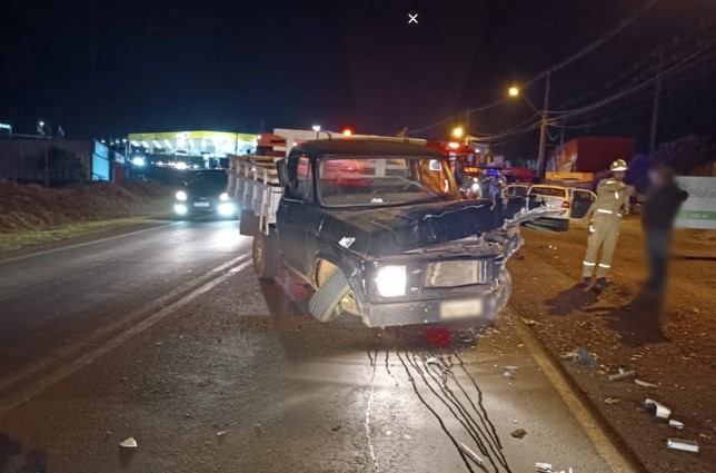 Três pessoas ficam feridas após colisão na Avenida Natalino Faust