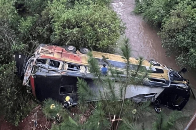 Ônibus cai de ponte e deixa 9 mortos na Argentina no dia das eleições legislativas