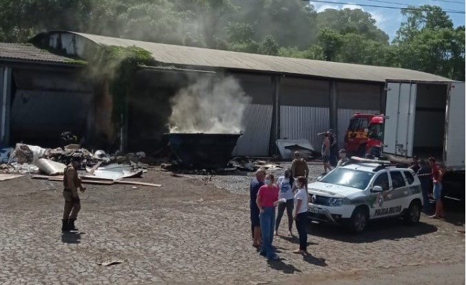 Bombeiros combatem incêndio em empresa