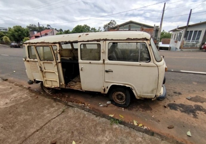 Polícia Militar remove veículos abandonados