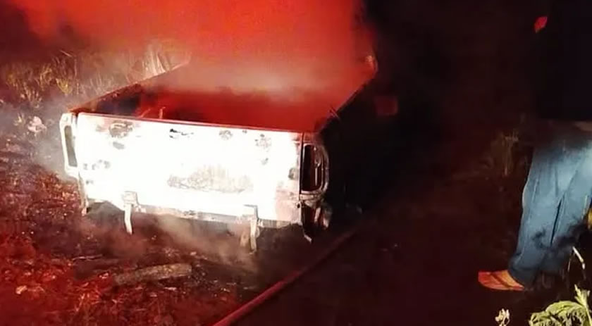 Saveiro furtada é encontrada destruída pelo fogo