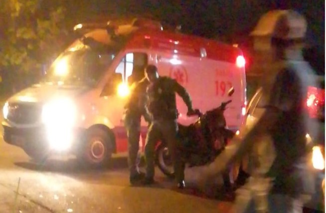 Dois feridos em acidente entre motocicleta e automóvel