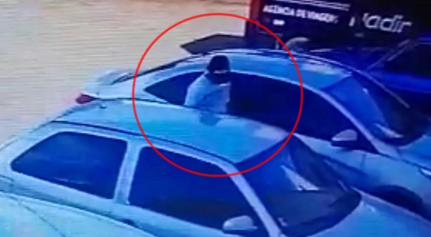 Em plena luz do dia automóvel é furtado de estacionamento de supermercado no centro