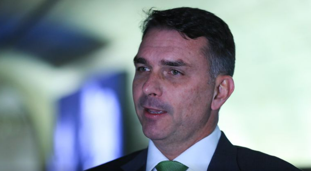 Flávio Bolsonaro declara apoio ao fim da escala 6x1