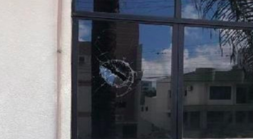 Homem atira pedra em vidro do Fórum de Xaxim para ser preso, relata PM