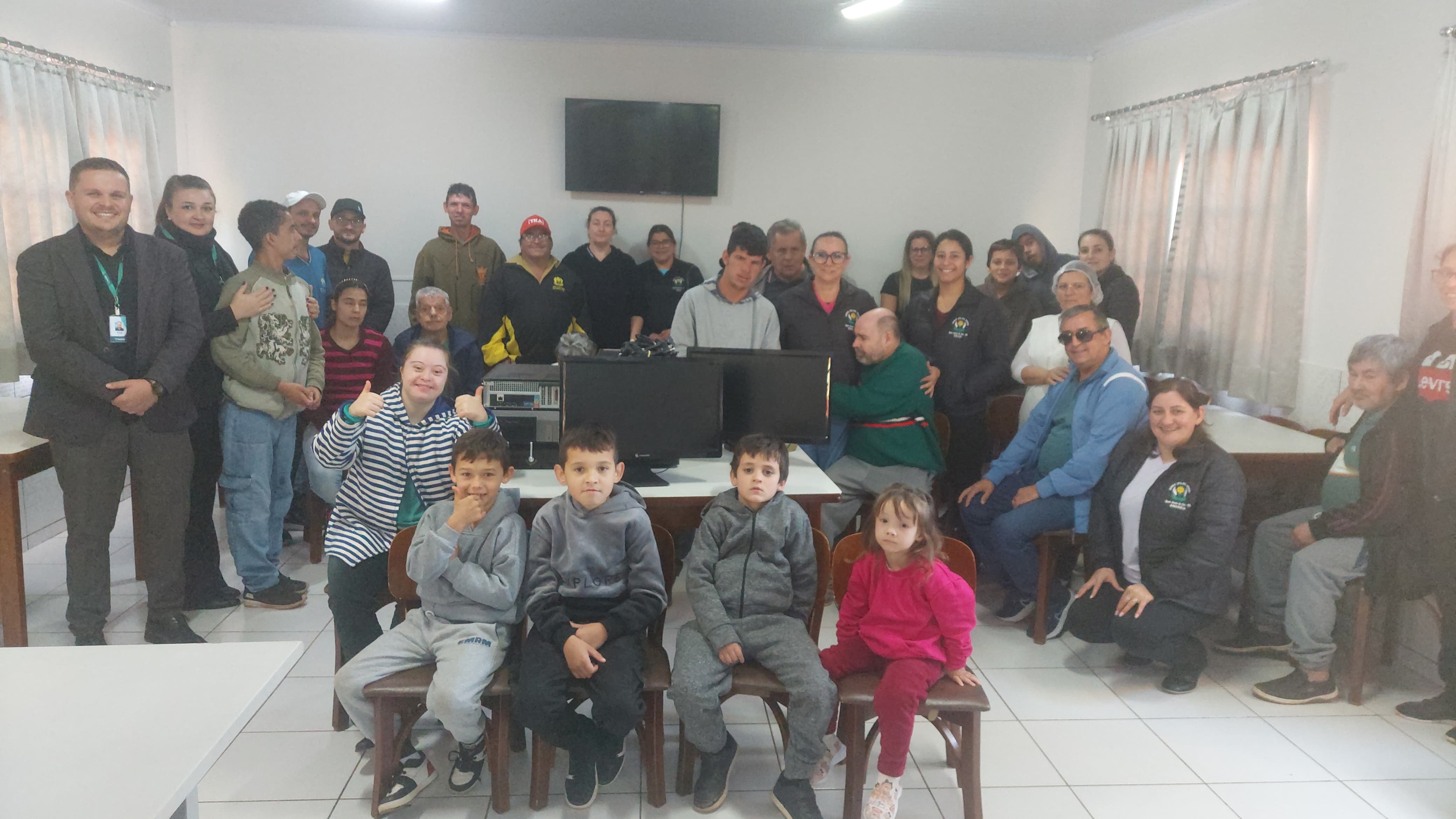 APAE Zilda Arns recebe doação de computadores da Cooperativa Sicoob
