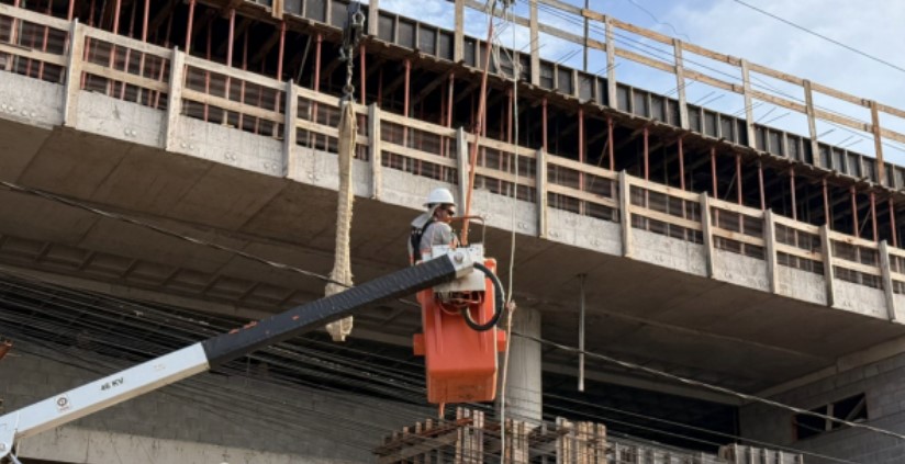 Grua atinge fios de energia e deixa 4 mil unidades sem eletricidade