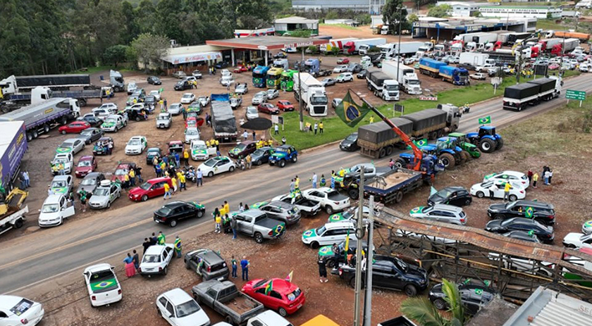 Carreata a favor do Presidente Jair Bolsonaro reúne multidão na Tri Fronteira