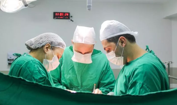 O que é xenotransplante, que fez mulher receber coração mecânico e rim de porco em cirurgia