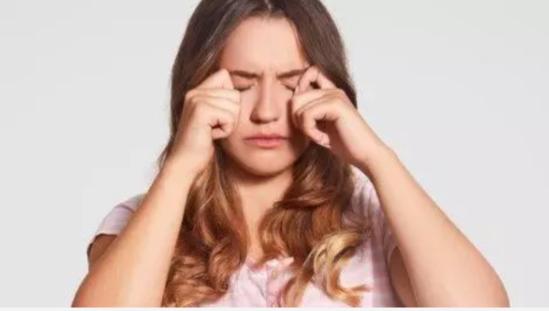 Coçar os olhos pode levar à doença grave; veja qual