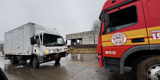 Colisão traseira entre caminhões deixa trânsito lento na BR-163