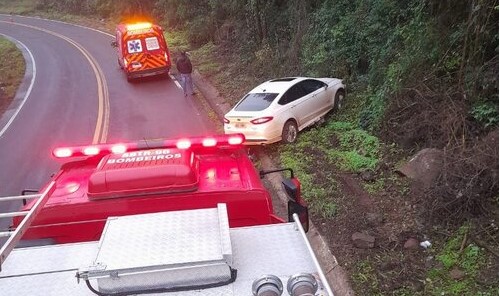 Motorista perde controle em sai da pista