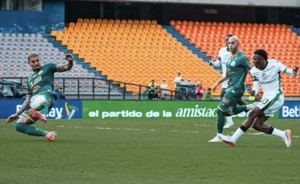 Chapecoense empata com Atlético Nacional em amistoso marcado por homenagens na Colômbia