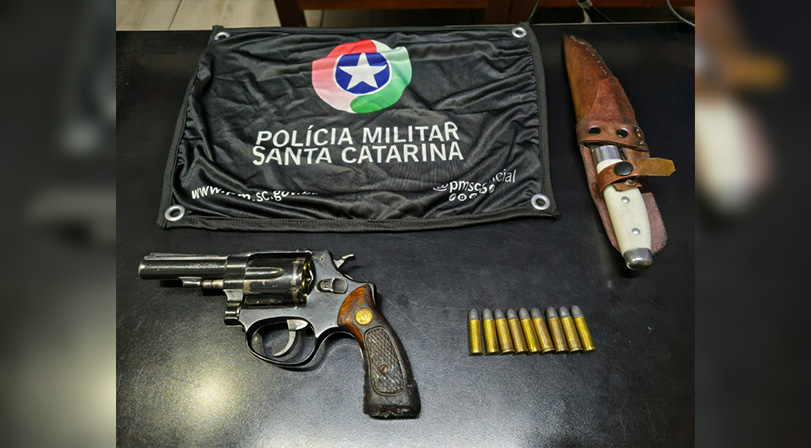Homem é preso após invadir casa da ex-companheira, ameaçá-la com revólver e agredi-la