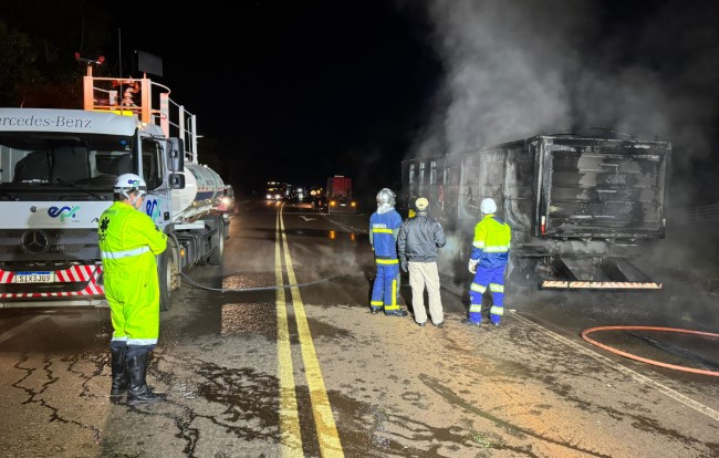 Incêndio destrói carreta carregada com 35 toneladas de soja