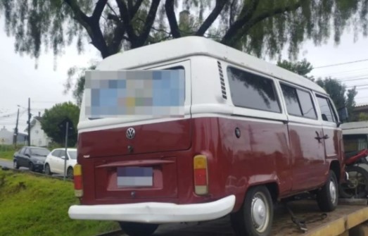 Kombi é flagrada fazendo transporte clandestino de 14 crianças