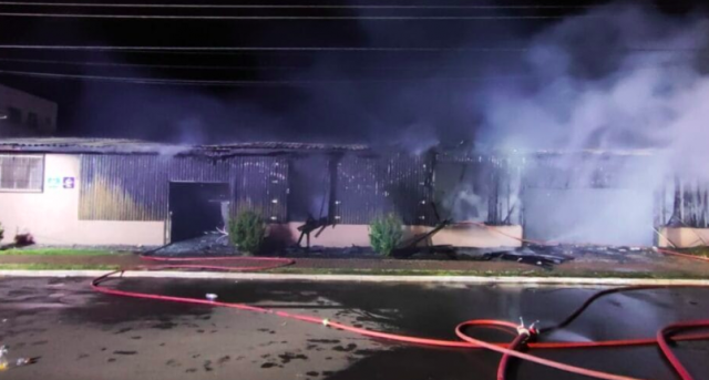 Restaurante é destruído por incêndio