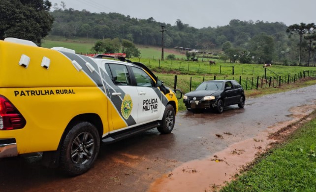 PM identifica suspeitos de furto e apreende veículo utilizado no crime
