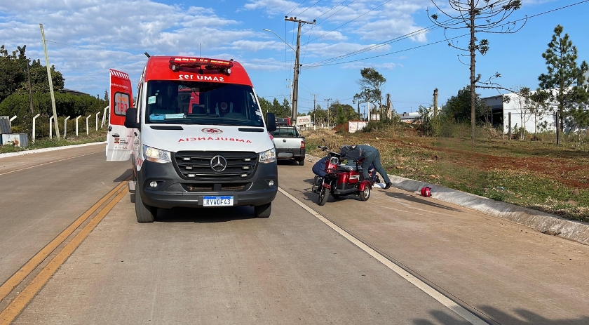 Mulher sofre queda de moto elétrica na BR-163
