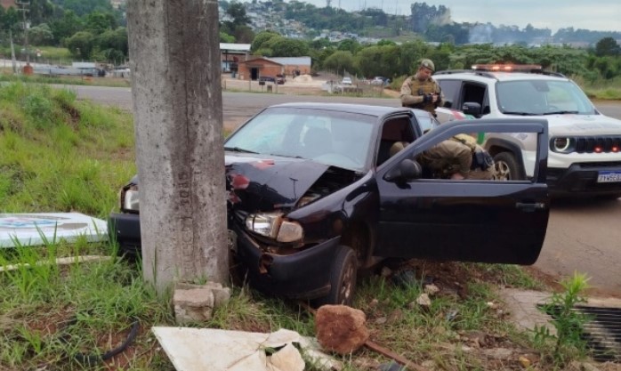 Motorista é socorrido após bater carro em poste no Oeste