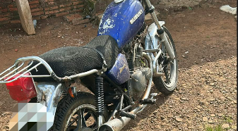 Motocicleta furtada há cerca de um ano é localizada em área de mata