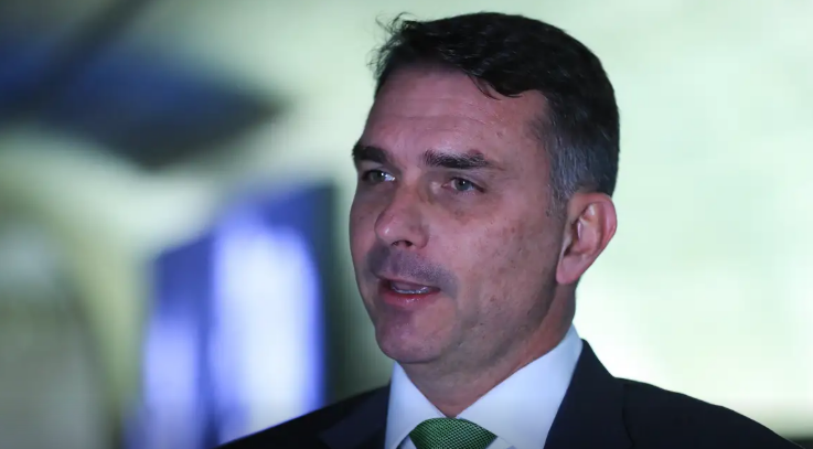 Flávio Bolsonaro elogia Neymar e critica Lula após brincadeira sobre home office: 'Presidente turista'