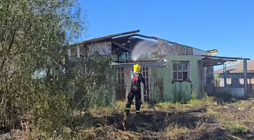 Bombeiros combatem princípio de incêndio em residência desabitada