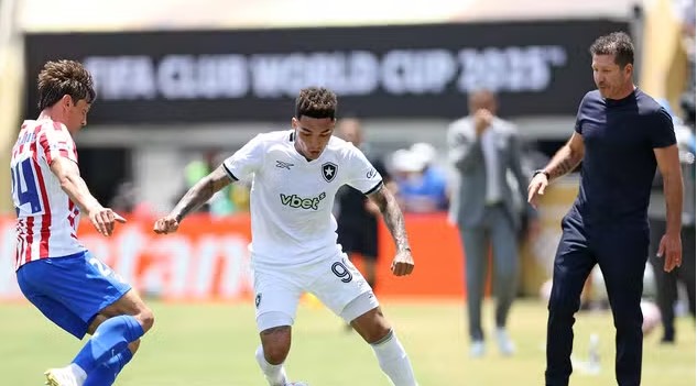 Botafogo perde para o Atlético de Madrid, mas garante vaga nas oitavas da Copa