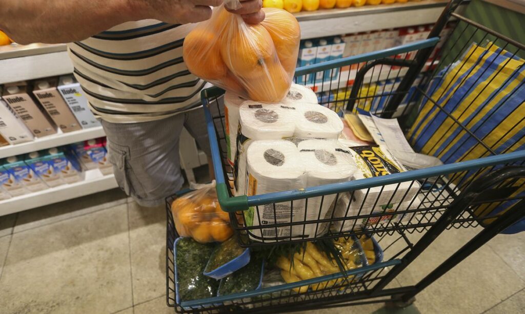Cesta básica ocupa cerca de 50% do salário mínimo