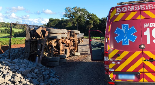 Caminhão tomba durante manobra e motorista fica ferido