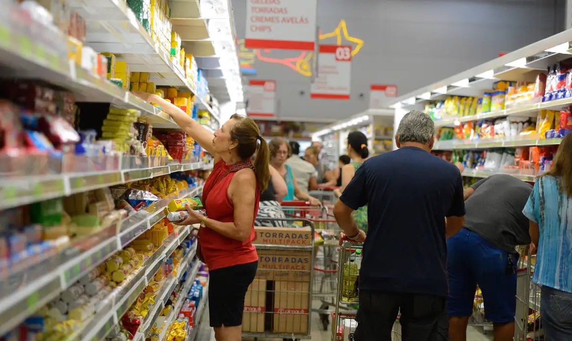 Consumo das famílias mantém-se em alta no mês de abril