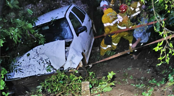 Motorista fica ferida após carro sair da pista e cair em ribanceira na BR-282