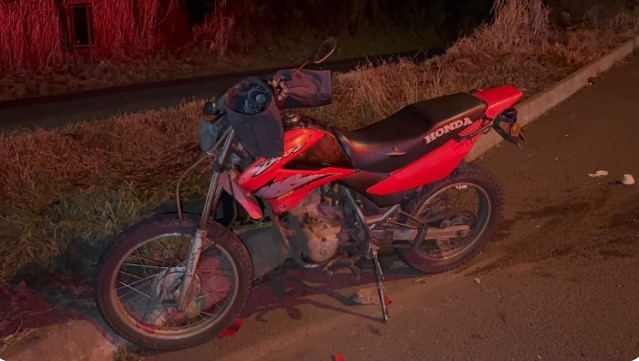 Entregador fica ferido ao sofrer queda de moto