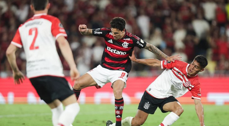 Com golaço de Pedro, Flamengo vence Estudiantes e garante vaga nas oitavas de final da Libertadores