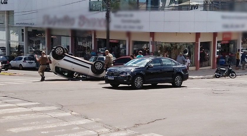 Automóvel tomba após se envolver em acidente no centro