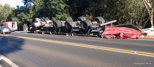 Carreta carregada com chapas de compensado tomba na BR-282