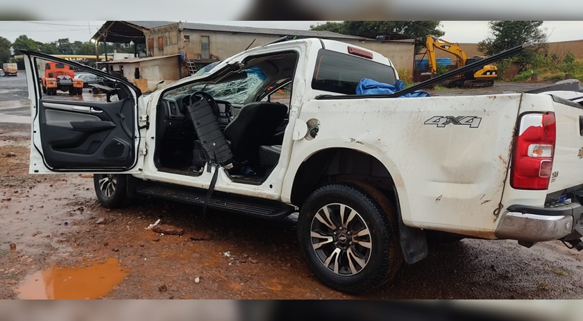Após caminhoneta aquaplanar e capotar, motorista fica gravemente ferido