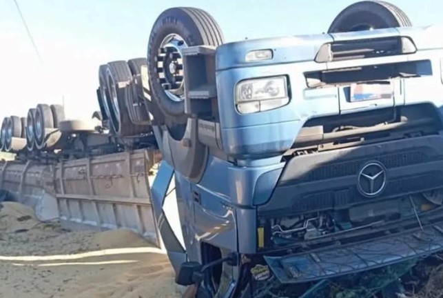 Caminhão capota na PRC-158 e motorista fica ferido