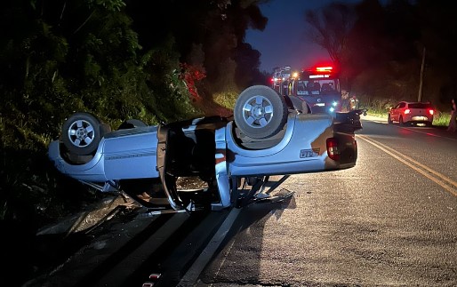 Camionete S10 sai da pista e capota na SC-157
