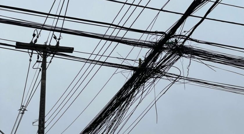 Após notificação do Procon, mais de três toneladas de fios inutilizados foram retirados de postes
