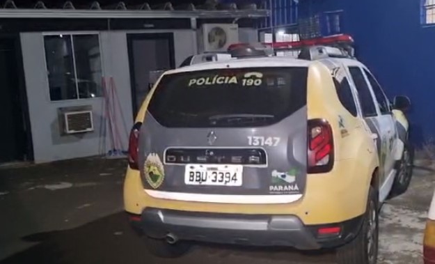 Homem arremessa celular no rosto da esposa e é preso por violência doméstica