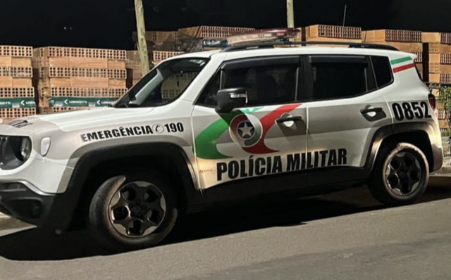 Dupla volta realizar furto de botijões de gás em distribuidora, porém são flagrados e presos