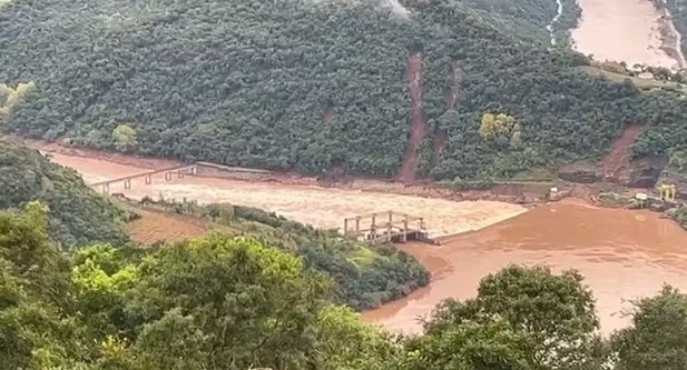 Sete cidades entram em alerta e comunidades são evacuadas após barragem romper parcialmente no RS