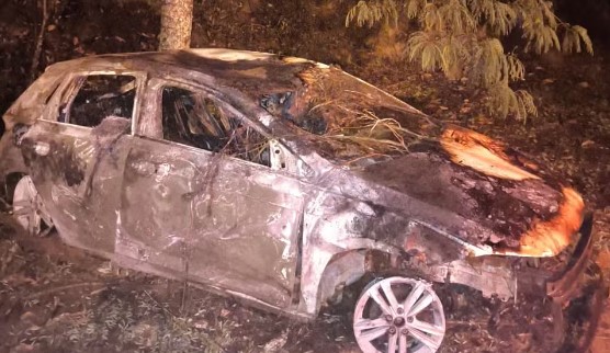 Motorista perde a vida carbonizado após capotar carro em rodovia e cair de altura de cinco metros