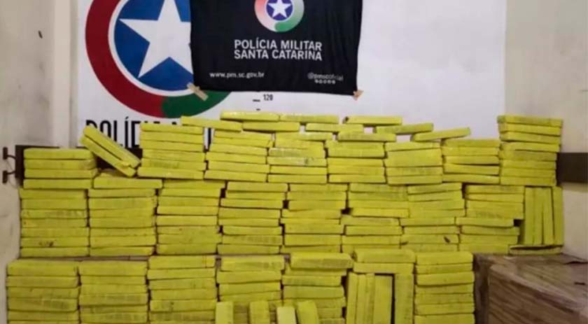 Homens são flagrados jogando 195 kg de maconha no mato em SC