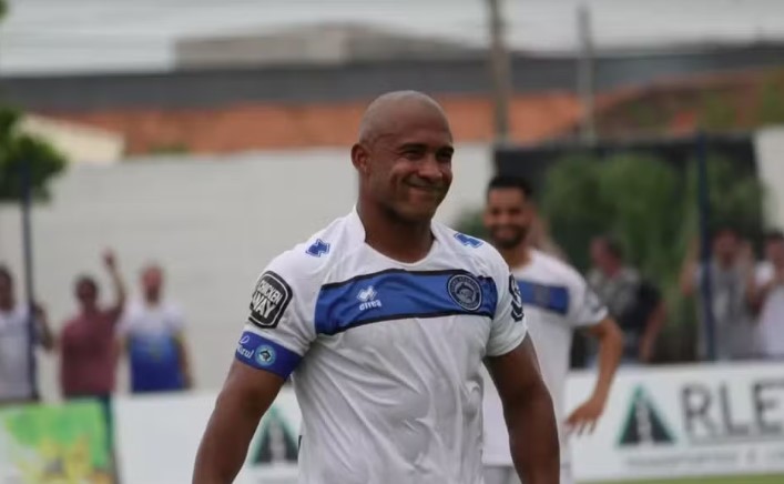 Ex-jogador Brasão é morto a tiros e polícia investiga ligação com segundo homicídio