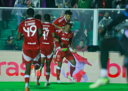 Inter desperdiça três pênaltis, mas vence Maracanã e avança na Copa do Brasil