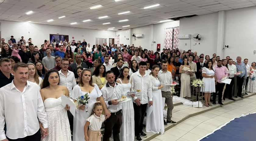 Guaraciaba oficializa união de 25 casais em casamento comunitário